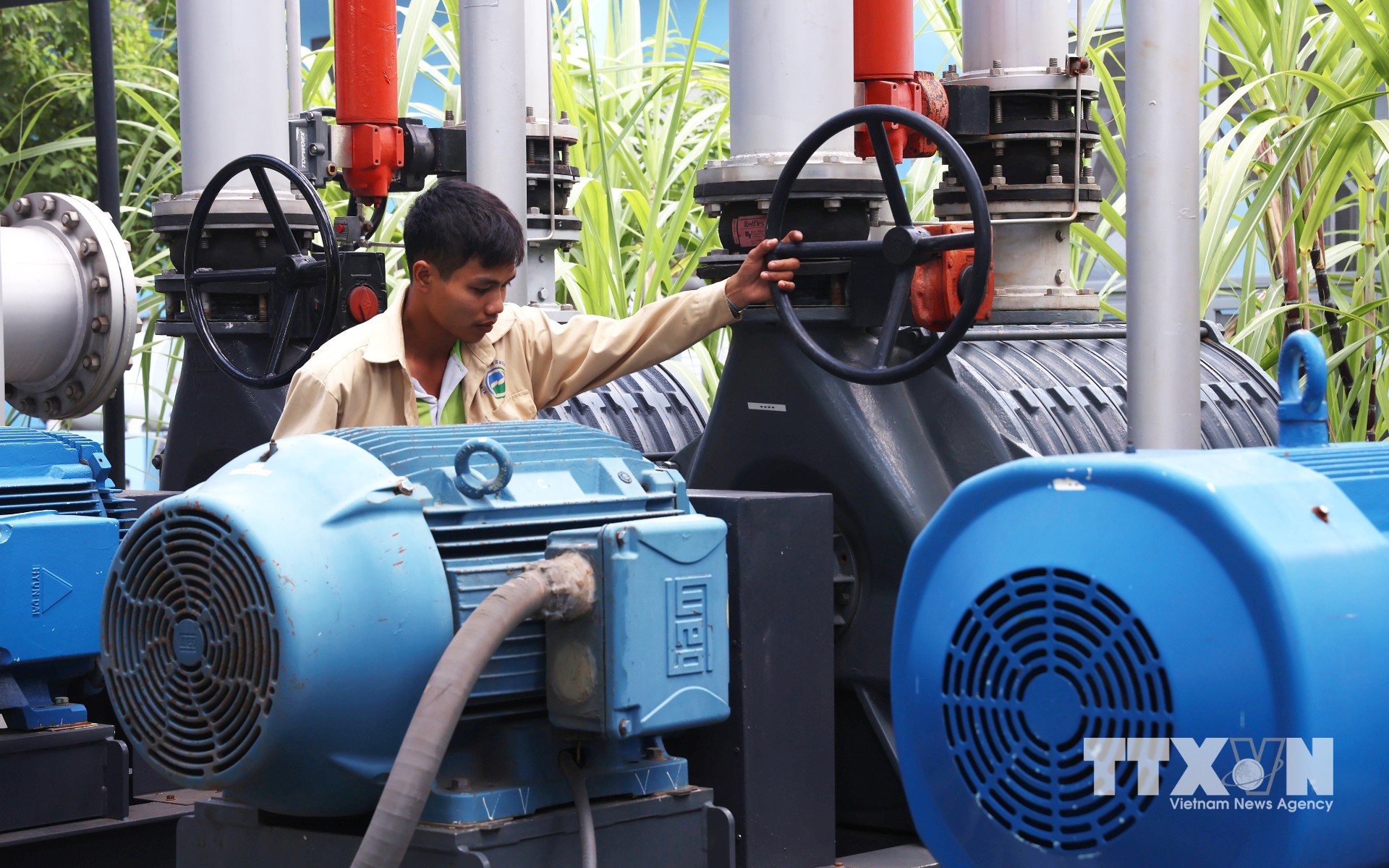 Hệ thống thu khí phát điện từ bãi chôn lấp tại Khu liên hợp xử lý chất thải Đa Phước (xã Đa Phước), khu xử lý rác lớn nhất Thành phố Hồ Chí Minh. (Ảnh: Hồng Đạt/TTXVN)